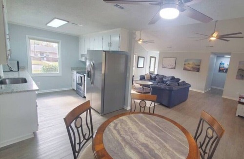 Dothan House | Great for Extended Stay- 12 ft ceiling- Open Space