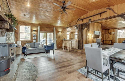 White House | Great for Groups! Spacious Melcroft Home w/Deck