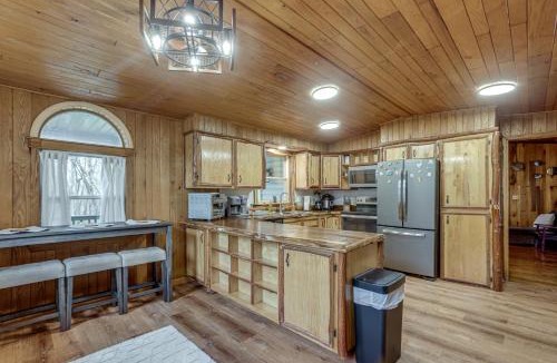 White House | Great for Groups! Spacious Melcroft Home with Deck