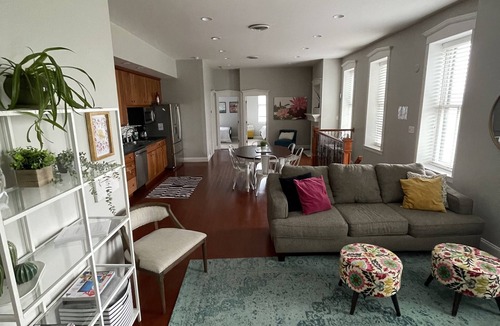 Lafayette Square Condo | GREAT FOR LARGE GROUPS 5 Bd Condo Close to Downtown Lafayette Square