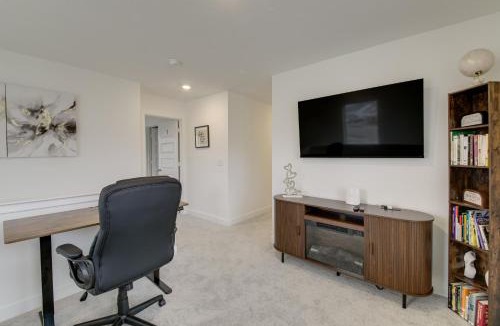 Greenwood House | Great for Traveling Professionals! Indy Area Home