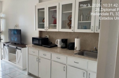 Hallandale Beach Apartment | Great fully equipped apartment in a central location, close to everything