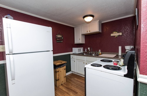 Clifton House | Great 'Lake House #2' Just Yards From Marina & Lake Access