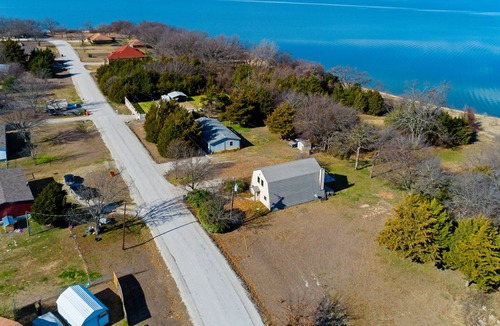 Farmersville House | Great Lakefront Retreat