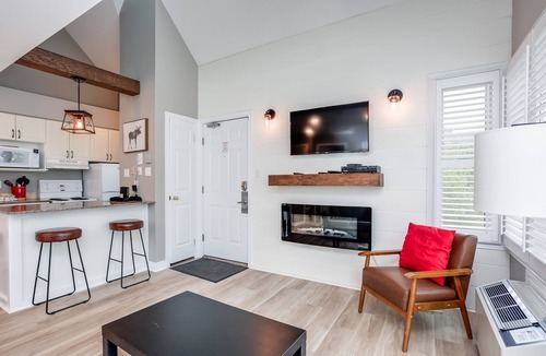Craigleith Ski Chalet | Great location! Spacious 2 bedroom Chalet at Blue!