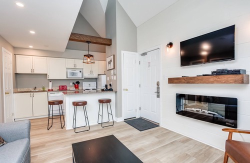 Craigleith Ski Chalet | Great location! Spacious 2 bedroom Chalet at Blue!