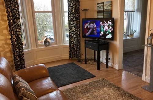 Whiteinch Apartment | Great location 1 Bedroom Scotstoun Flat