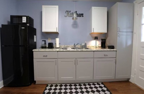 Fredericksburg Cottage | Great Location 2-bedroom cottage with AC in charming Fredericksburg