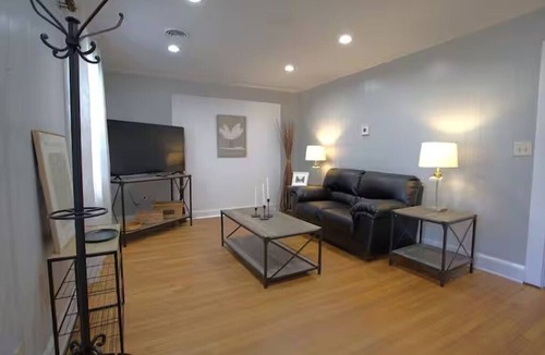 Fredericksburg Cottage | Great Location 2-bedroom cottage with AC in charming Fredericksburg