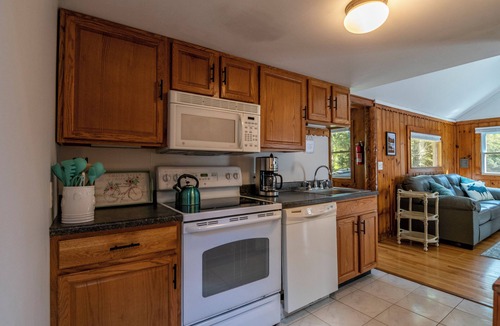 Wilmington Cabin | 🌲Great Location! 55" TV/Screened Porch/Stone Firepit/BBQ Grill/Washer & Dryer