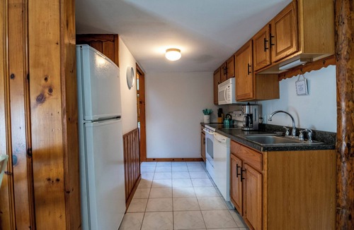 Wilmington Cabin | 🌲Great Location! 55" TV/Screened Porch/Stone Firepit/BBQ Grill/Washer & Dryer