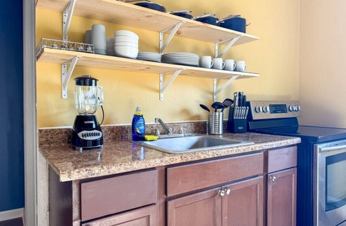Mount Oliver Apartment | Great Location, 8 Beds (Sleeps 10) w/Parking