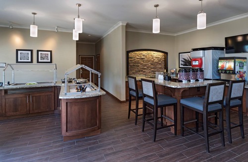 Hunter's Chase Apartment | Great location! Air-Conditioned Studio with Outdoor Pool Access, Free Breakfast + More!