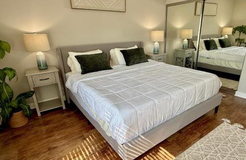 West Hollywood Apartment | Great Location, Apt 2BR 2bath Parking Gym & Pool