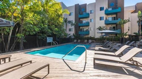 West Hollywood Apartment | Great Location, Apt 2BR 2bath Parking Gym & Pool