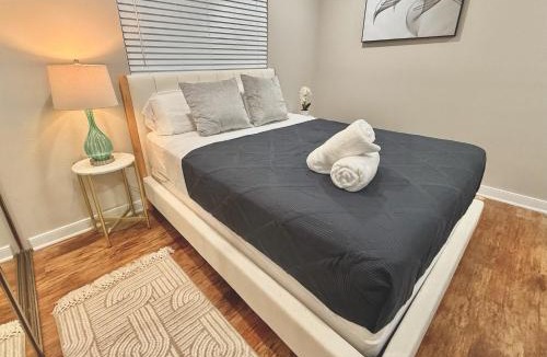 West Hollywood Apartment | Great Location, Apt 2BR 2bath Parking Gym & Pool