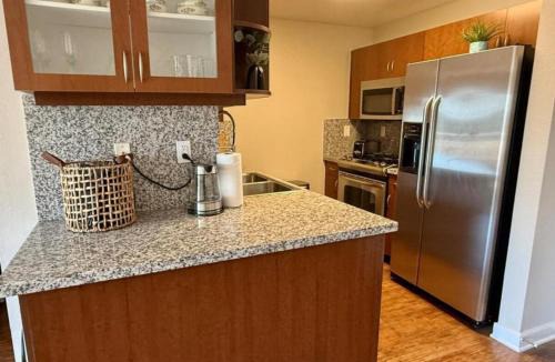 West Hollywood Apartment | Great Location, Apt 2BR 2bath Parking Gym & Pool