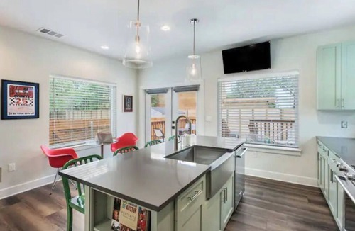 South Lamar House | Great Location - Downtown, SOCO, Zilker Park, ACL Festival and SEC Football!