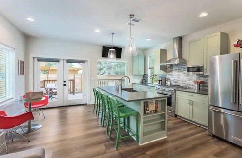 South Lamar House | Great Location - Downtown, SOCO, Zilker Park, ACL Festival and SEC Football!