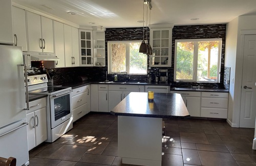 Saskatoon Downtown House | Great Location! House on the Park, 4 Bedrooms 5 beds.
