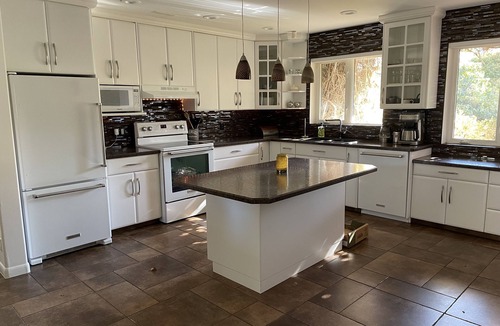 Saskatoon Downtown House | Great Location! House on the Park, 4 Bedrooms 5 beds.