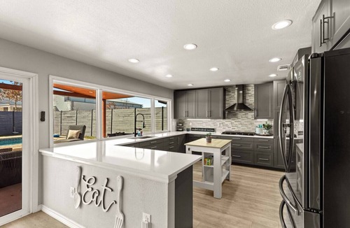 West San Antonio House | Great Location-Huge Pool | Sleeps 14 | 2 King Beds