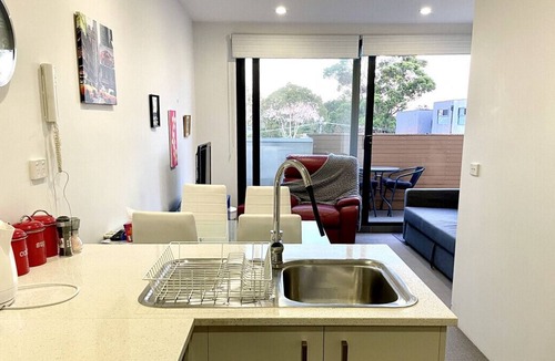 Cheltenham Apartment | Great Location I Golf I Work I Relocation