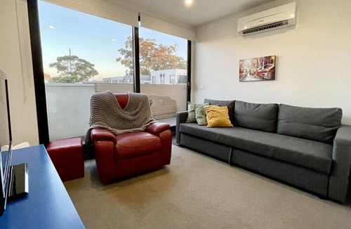 Cheltenham Apartment | Great Location I Golf I Work I Relocation