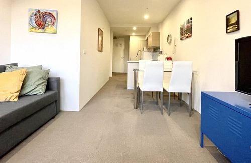 Cheltenham Apartment | Great Location I Golf I Work I Relocation