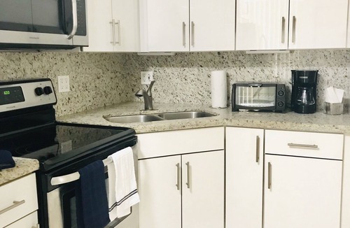 Coconut Grove Apartment | Great location in Coconut Grove + free parking! Walking distance to everything!