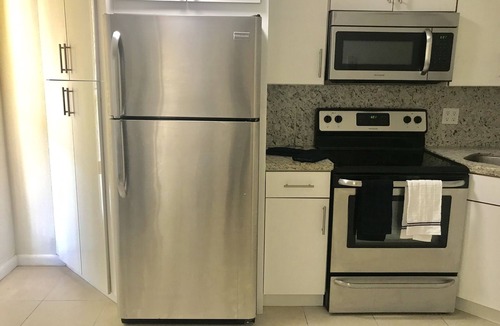 Coconut Grove Apartment | Great location in Coconut Grove + free parking! Walking distance to everything!