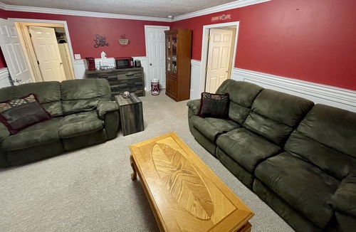 Forest Apartment | GREAT LOCATION! Private and roomy 1 bdrm, bath & den