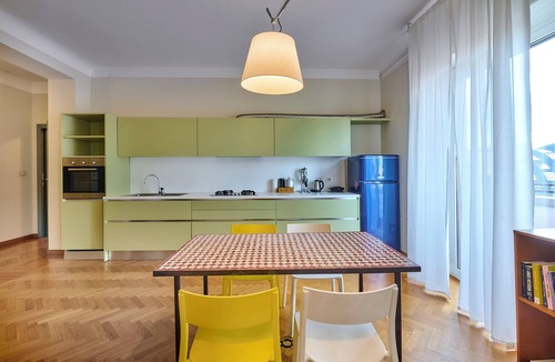 Central Station Apartment | Great Location, Spacious and Bright,Top Floor