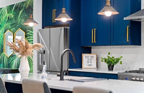 Bucktown House | Great location! Spacious 6BD Home + Garage!