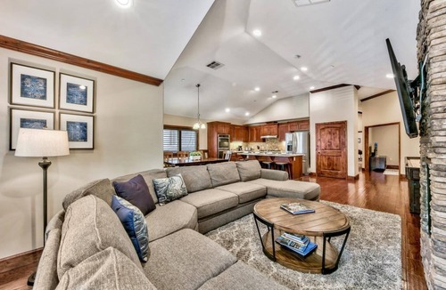 South Lake Tahoe House | Great location- walk to Heavenly! Tahoe woods #603