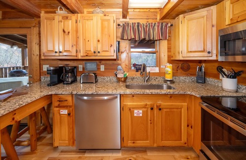 Sevierville Cabin | Great Mountain Views! 5miles to Pigeon Forge - Pool, Fishing, Putt Putt, Golf