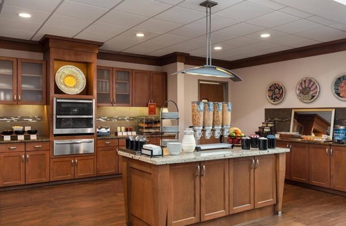 McNeil Hotel | Great North Austin Base | Full Kitchen & Hot Breakfast | Onsite Swimming Pool