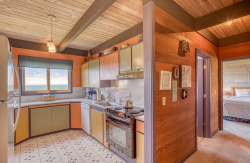 Roads End House | Great Ocean Views, Easy Beach Access Nearby, Beautiful Natural Surroundings