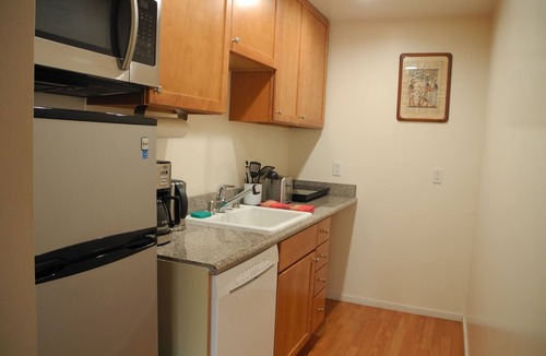 Parkside Apartment | GREAT PLACE, CONVENIENT LOCATION, SLEEP 4