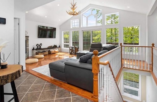 Lafontaine Cottage | Great Raccoon Lodge - Five Bedroom Cottage, Sleeps 10