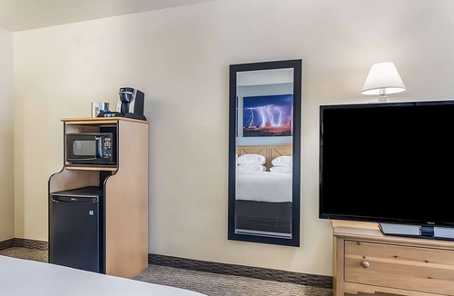 Palm Valley Hotel | Great Relaxing Overnight Stay at Red Lion Goodyear Phoenix! Free Parking, Pool