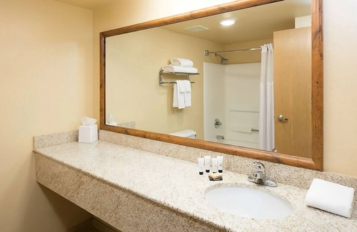 Palm Valley Hotel | Great Relaxing Overnight Stay at Red Lion Goodyear Phoenix! Free Parking, Pool