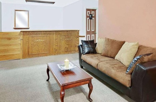 Muskogee House | Great Relaxing Overnight Stay at Knights Inn Muskogee! Pet-friendly Property