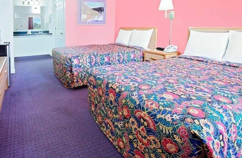Muskogee House | Great Relaxing Overnight Stay at Knights Inn Muskogee! Pet-friendly Property