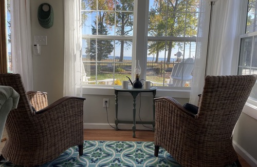 Colonial Beach House | Great River Views, walk to Beach !