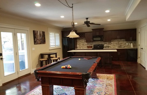 White City Apartment | Great Sandy apartment with hot tub and pool table!