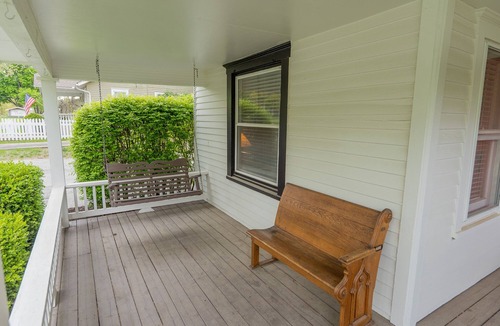 Lee's Summit Apartment | Great Space! 2 Blocks from Downtown Lee's Summit!