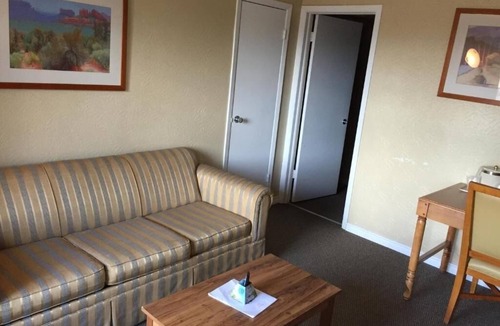 Beeville Hotel | Great Stay Near Top Attractions – Room Near Beeville Country Club – 2.7 mi away