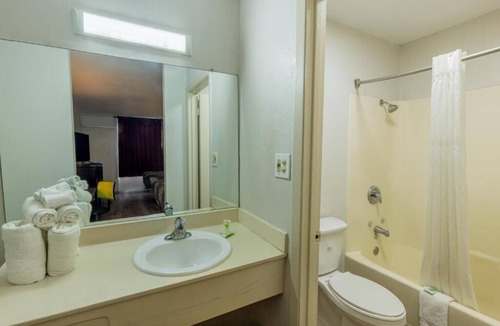Beeville Hotel | Great Stay Near Top Attractions – Room Near Beeville Country Club – 2.7 mi away