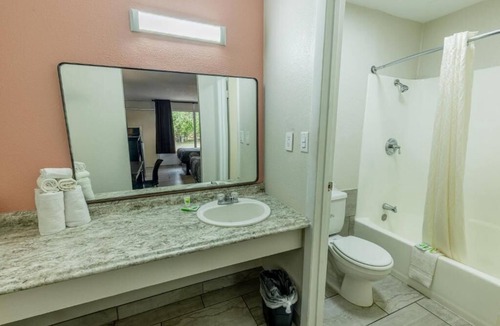 Beeville Hotel | Great Stay Near Top Attractions – Room Near Beeville Country Club – 2.7 mi away